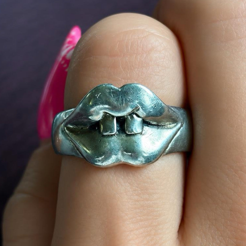 Vintage Sterling Silver Lips Ring. Size 10
