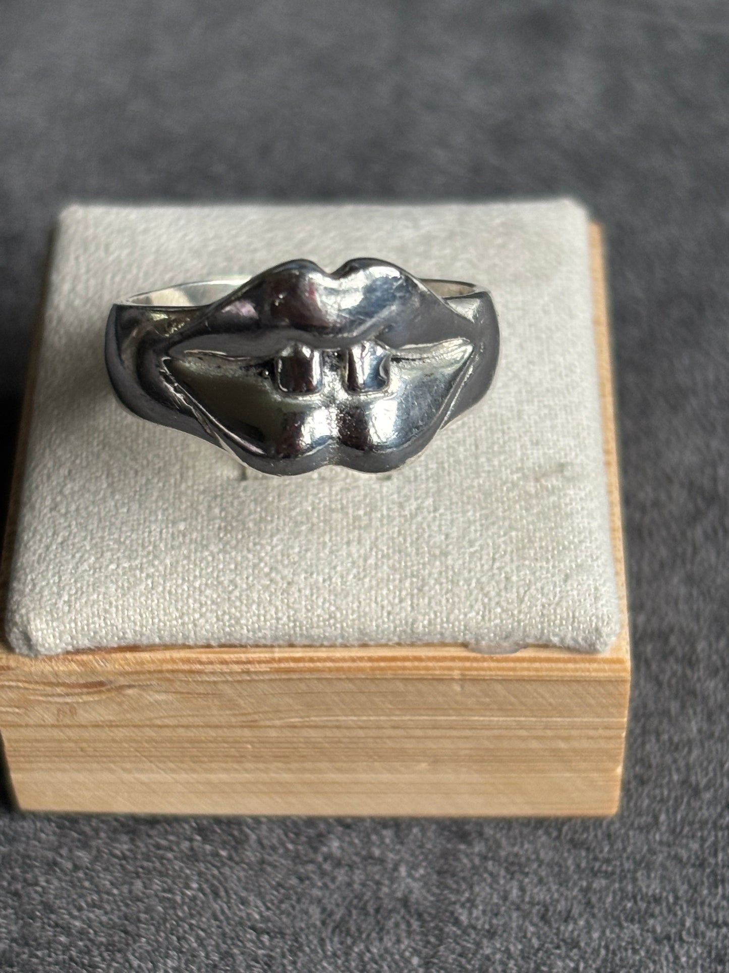 Vintage Sterling Silver Lips Ring. Size 10