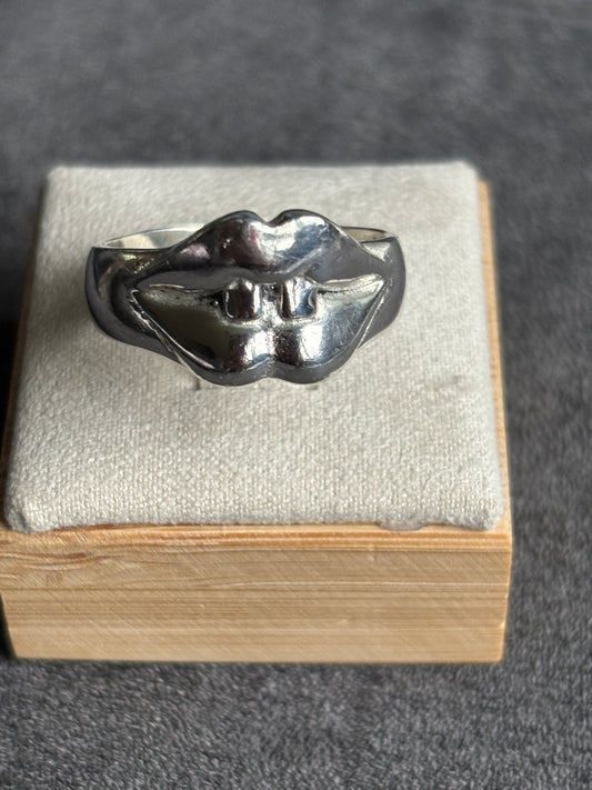 Lips Ring. Size 10