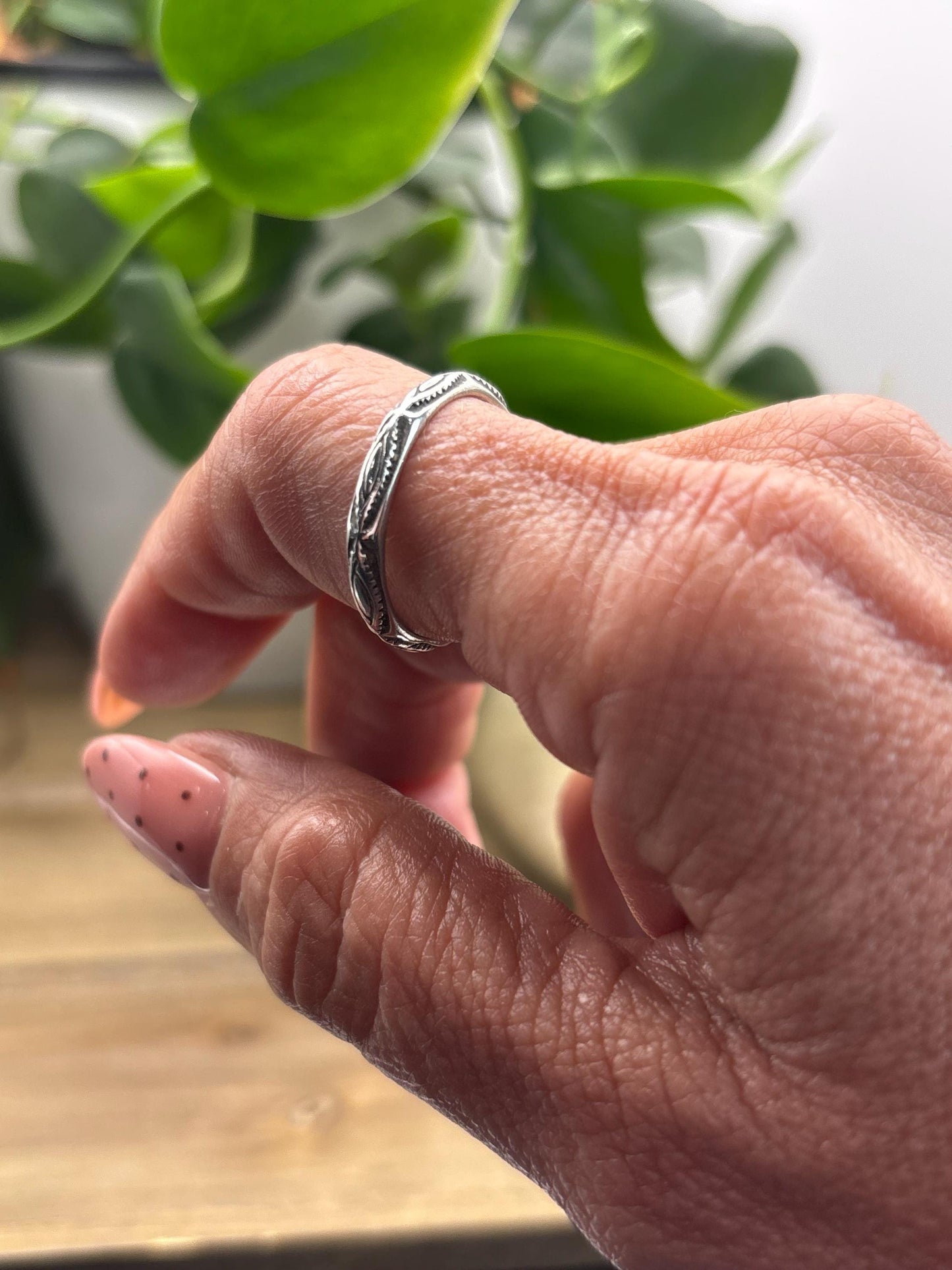 Retired Silpada Sterling Silver Eye Pattern Band Ring. Size 9 1/2.