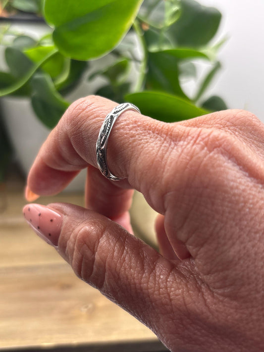 Retired Silpada Sterling Silver Eye Pattern Band Ring. Size 9 1/2.
