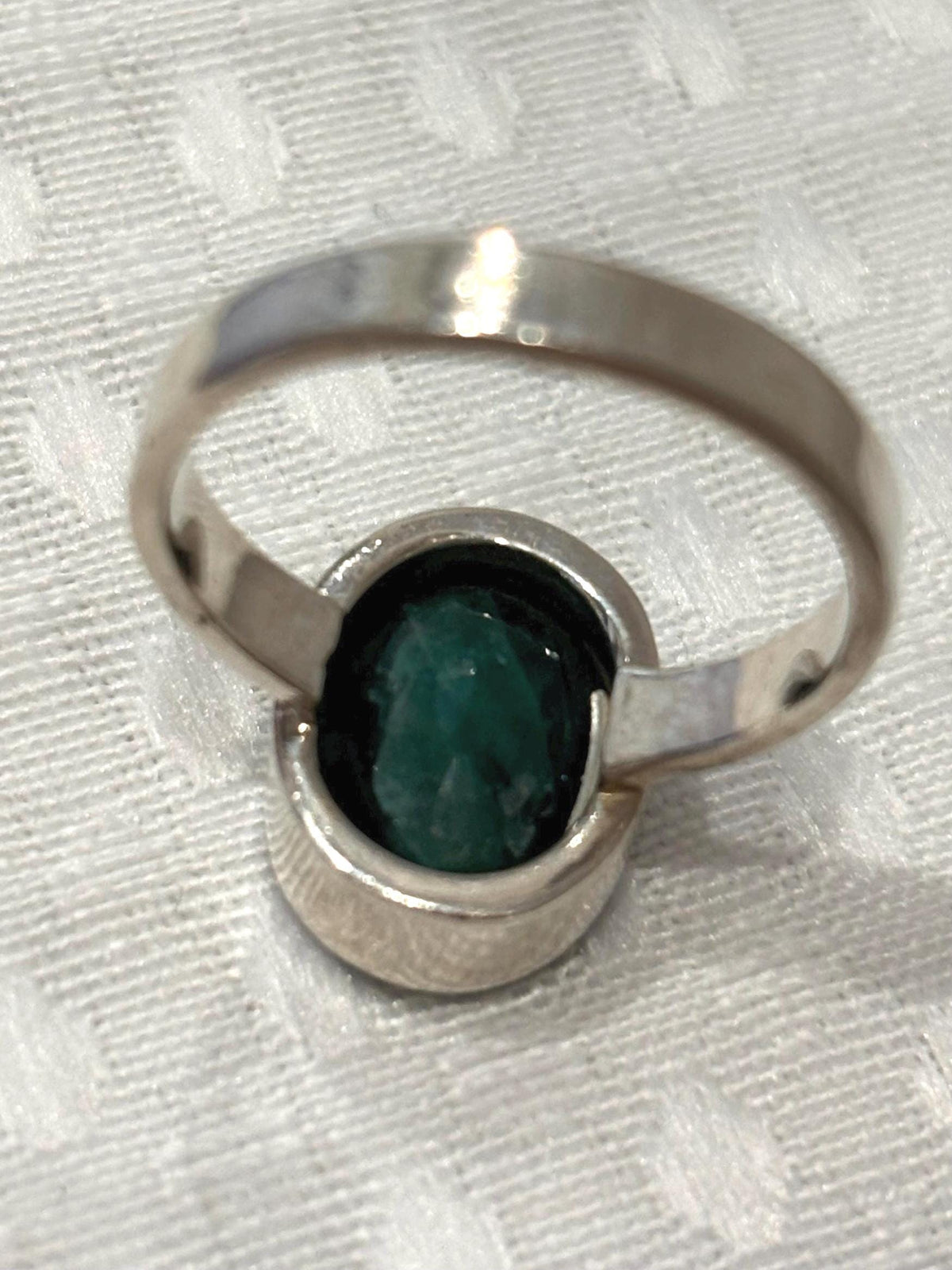 Vintage Sterling Silver Faceted Oval Emerald Ring. Size 9.